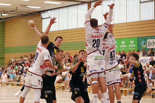 07.08.2026, xovx, Handball Lindencup, TV Hüttenberg - HSC 2000 Coburg v.l. Paul Ohl (TV Hüttenberg), Sven Wesseling (HSC Coburg), Nils Röller (HSC Coburg), Leonards Valkovskis (HSC Coburg), Leif Haack (TV Hüttenberg), Danil Dyatlov (TV Hüttenberg), Jesper Schartl (HSC Coburg) Linden Stadthalle Hessen Deutschland (DE)