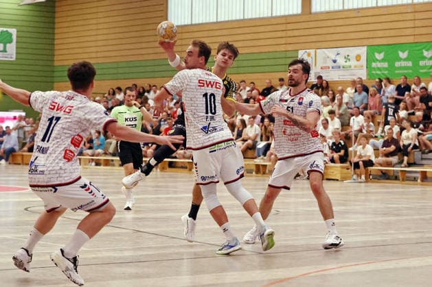 07.08.2026, xovx, Handball Lindencup, TV Hüttenberg - HSC 2000 Coburg v.l. Phil Spandau (TV Hüttenberg), Paul Ohl (TV Hüttenberg), Marin Lisac (HSC Coburg), Hendrik Schreiber (TV Hüttenberg) Linden Stadthalle Hessen Deutschland (DE)