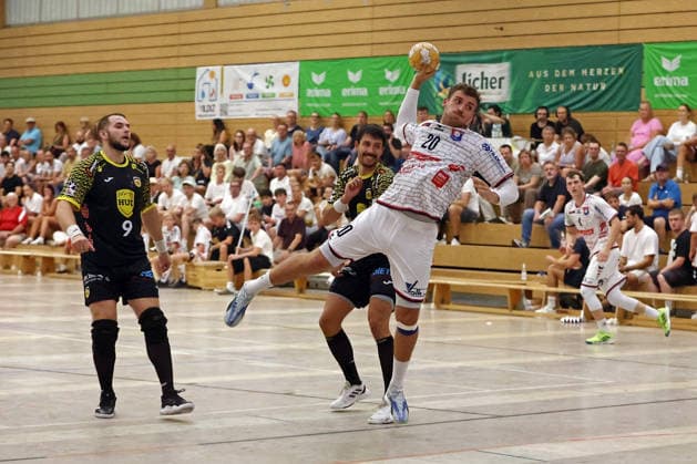 07.08.2026, xovx, Handball Lindencup, TV Hüttenberg - HSC 2000 Coburg v.l. Bartlomiej Bis (HSC Coburg), Nejc Planinsek (HSC Coburg), Leif Haack (TV Hüttenberg) Linden Stadthalle Hessen Deutschland (DE)
