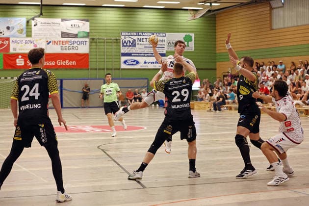 07.08.2026, xovx, Handball Lindencup, TV Hüttenberg - HSC 2000 Coburg v.l. Sven Wesseling (HSC Coburg), Torsten Anselm (TV Hüttenberg), Leonards Valkovskis (HSC Coburg), Bartlomiej Bis (HSC Coburg), Vit Reichl (TV Hüttenberg) Linden Stadthalle Hessen Deutschland (DE)