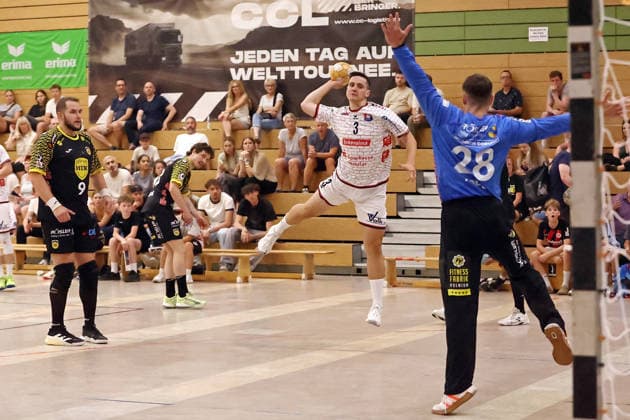 07.08.2026, xovx, Handball Lindencup, TV Hüttenberg - HSC 2000 Coburg v.l. Bartlomiej Bis (HSC Coburg), Philipp Schwarz (TV Hüttenberg), Fabian Apfel (HSC Coburg) Linden Stadthalle Hessen Deutschland (DE)