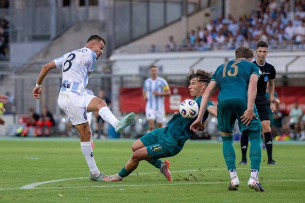 Raphael Wach 8 (TSV 1860 Muenchen) im Zweikampf mit Konas Ruf 18 (FC Augsburg II), TSV 1860 von Muenchen vs. FC Augsburg II, Fussball, Regionalliga Bayern, 3. Spieltag, 07.08.2026 DFB regulations prohibit any use of photographs as image sequences and or quasi-video Muenchen Bayern Deutschland