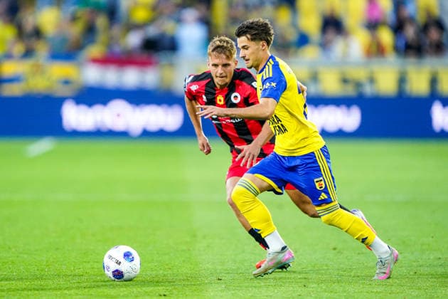 2026-08-07 SC Cambuur v Excelsior LEEUWARDEN, NETHERLANDS - AUGUST 7: Gyan de Regt of Excelsior Rotterdam, Morgan Costarelli of SC Cambuur during the VriendenLoterij Eredivisie match between SC Cambuur and Excelsior at Kooi Stadion on August 7, 2026 in Leeuwarden, Netherlands. Leeuwarden Kooi Stadion Netherlands Content not available for redistribution in The Netherlands directly or indirectly through any third parties. Copyright: xAndrexWeeningx