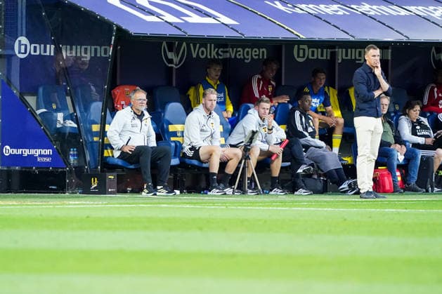 2026-08-07 SC Cambuur v Excelsior LEEUWARDEN, NETHERLANDS - AUGUST 7: Asistent coach Henk de Jong, Johan Plat of SC Cambuur during the VriendenLoterij Eredivisie match between SC Cambuur and Excelsior at Kooi Stadion on August 7, 2026 in Leeuwarden, Netherlands. Leeuwarden Kooi Stadion Netherlands Content not available for redistribution in The Netherlands directly or indirectly through any third parties. Copyright: xAndrexWeeningx