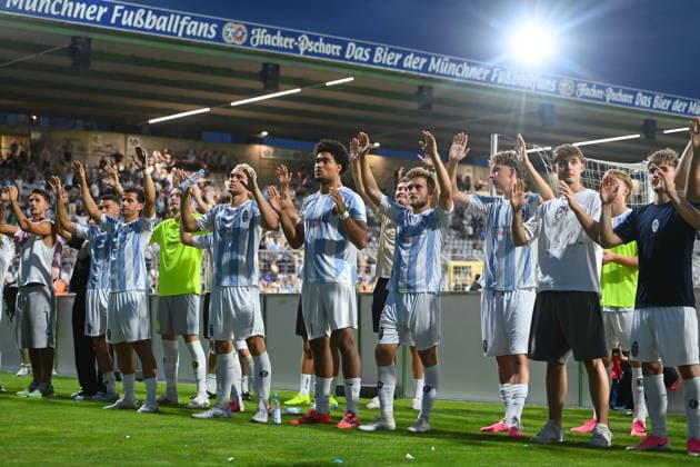 Spieler 1860 , Teamfoto,Team,Mannschaft,Mannschaftsfoto nach Spielende vor dem Fanblock, Aktion, Fussball Regionalliga Bayern Saison 2026 2027,26 27 3.Spieltag TSV 1860 Muenchen - FC Augsburg II 2-2 am 07.08.2026 in Muenchen GRUENWALDER STADION.