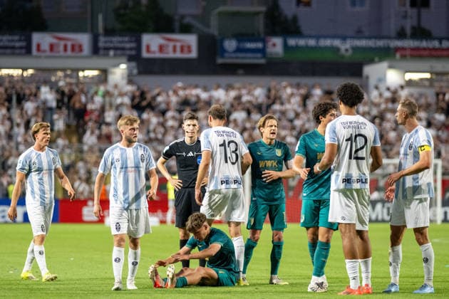 Verabschiedung nach dem Spiel, 2:2, TSV 1860 von Muenchen vs. FC Augsburg II, Fussball, Regionalliga Bayern, 3. Spieltag, 07.08.2026 DFB regulations prohibit any use of photographs as image sequences and or quasi-video Muenchen Bayern Deutschland