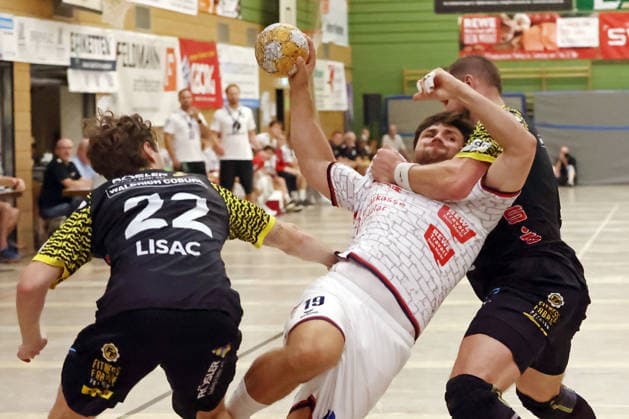 07.08.2026, xovx, Handball Lindencup, TV Hüttenberg - HSC 2000 Coburg v.l. Marin Lisac (HSC Coburg), Vit Reichl (TV Hüttenberg), Bartlomiej Bis (HSC Coburg) Linden Stadthalle Hessen Deutschland (DE)