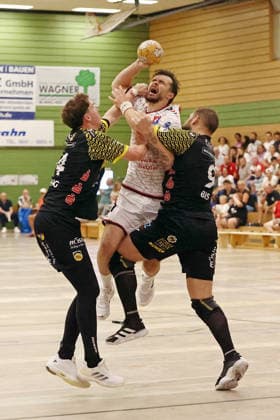 07.08.2026, xovx, Handball Lindencup, TV Hüttenberg - HSC 2000 Coburg v.l. Sven Wesseling (HSC Coburg), Hendrik Schreiber (TV Hüttenberg), Bartlomiej Bis (HSC Coburg) Linden Stadthalle Hessen Deutschland (DE)