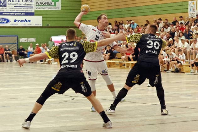 07.08.2026, xovx, Handball Lindencup, TV Hüttenberg - HSC 2000 Coburg v.l. Leonards Valkovskis (HSC Coburg), Paul Ohl (TV Hüttenberg), Nils Röller (HSC Coburg) Linden Stadthalle Hessen Deutschland (DE)