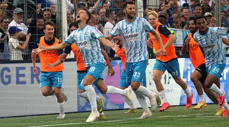 2026.08.07, Deutschland, Stuttgart-Degerloch, Fußball Stuttgarter Kickers vs. SSV Ulm, vorn v.l. Nevio Schembri, Torschütze Maximlian Zaiser, Dejan Bozic, Christoph Meister, Melkamu Frauendorf jubeln über das Tor zun 3:1