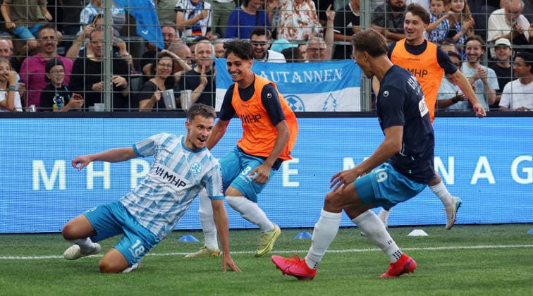 2026.08.07, Deutschland, Stuttgart-Degerloch, Fußball Stuttgarter Kickers vs. SSV Ulm, v.l. Torschütze Maximlian Zaiser, Leandro Mendes Rangel, Nico Fundel (Kickers) jubeln über das Tor zum 2:1