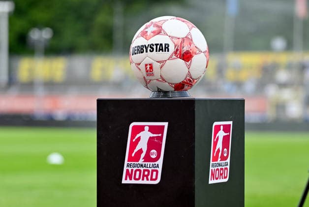 Symbolfoto Ball auf Stele, Regionalliga Nord, Logo Regionalliga Nord VfB Oldenburg vs. SV Drochtersen Assel, Fussball, Regionalliga Nord, 2. Spieltag, Saison 2026 2027, 07.08.2026, VfB Oldenburg vs. SV Drochtersen Assel, Fussball, Regionalliga Nord, 2. Spieltag, Saison 2026 2027, 07.08.2026 Oldenburg Copyright: xEibner-Pressefoto RobertxGertzenx EP_RGN