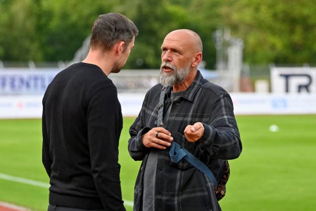 Holger Stanislawski (SV Drochtersen Assel, sportlicher Berater) im Gespraech mit Sebastian Schachten (VfB Oldenburg, sportlicher Leiter) VfB Oldenburg vs. SV Drochtersen Assel, Fussball, Regionalliga Nord, 2. Spieltag, Saison 2026 2027, 07.08.2026, VfB Oldenburg vs. SV Drochtersen Assel, Fussball, Regionalliga Nord, 2. Spieltag, Saison 2026 2027, 07.08.2026 Oldenburg Copyright: xEibner-Pressefoto RobertxGertzenx EP_RGN