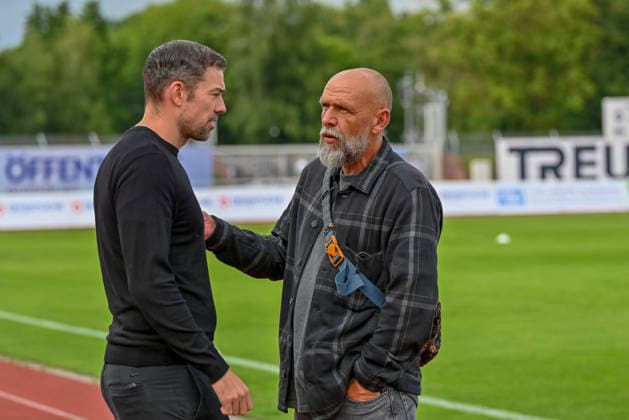 Holger Stanislawski (SV Drochtersen Assel, sportlicher Berater) im Gespraech mit Sebastian Schachten (VfB Oldenburg, sportlicher Leiter) VfB Oldenburg vs. SV Drochtersen Assel, Fussball, Regionalliga Nord, 2. Spieltag, Saison 2026 2027, 07.08.2026, VfB Oldenburg vs. SV Drochtersen Assel, Fussball, Regionalliga Nord, 2. Spieltag, Saison 2026 2027, 07.08.2026 Oldenburg Copyright: xEibner-Pressefoto RobertxGertzenx EP_RGN