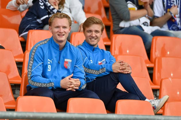 Maurits Nagel (SV Drochtersen Assel, 19) und Maximilian Geissen (SV Drochtersen Assel, 23) sitzen auf der Tribuene VfB Oldenburg vs. SV Drochtersen Assel, Fussball, Regionalliga Nord, 2. Spieltag, Saison 2026 2027, 07.08.2026, VfB Oldenburg vs. SV Drochtersen Assel, Fussball, Regionalliga Nord, 2. Spieltag, Saison 2026 2027, 07.08.2026 Oldenburg Copyright: xEibner-Pressefoto RobertxGertzenx EP_RGN