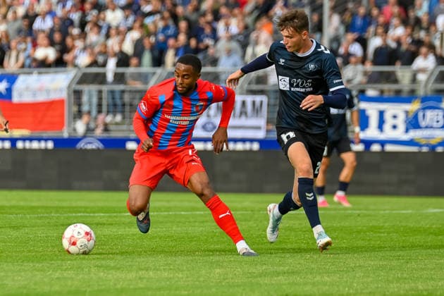 Ebrima Ndure (SV Drochtersen Assel, 77) am Ball gegen Dominik Kasper (VfB Oldenburg, 24) VfB Oldenburg vs. SV Drochtersen Assel, Fussball, Regionalliga Nord, 2. Spieltag, Saison 2026 2027, 07.08.2026, VfB Oldenburg vs. SV Drochtersen Assel, Fussball, Regionalliga Nord, 2. Spieltag, Saison 2026 2027, 07.08.2026 Oldenburg Copyright: xEibner-Pressefoto RobertxGertzenx EP_RGN