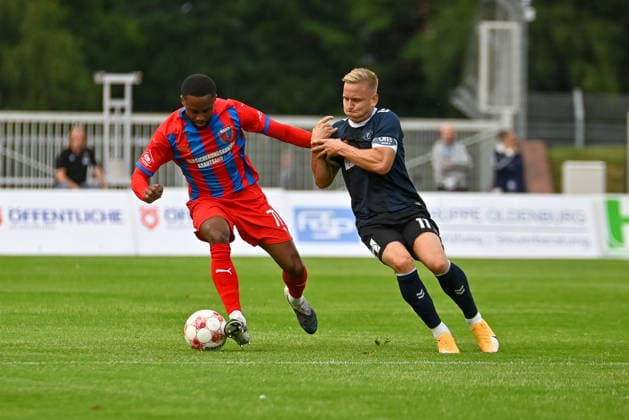 Ebrima Ndure (SV Drochetrsen Assel, 77) gegen Kai Proeger (VfB Oldenburg, 11) VfB Oldenburg vs. SV Drochtersen Assel, Fussball, Regionalliga Nord, 2. Spieltag, Saison 2026 2027, 07.08.2026, VfB Oldenburg vs. SV Drochtersen Assel, Fussball, Regionalliga Nord, 2. Spieltag, Saison 2026 2027, 07.08.2026 Oldenburg Copyright: xEibner-Pressefoto RobertxGertzenx EP_RGN
