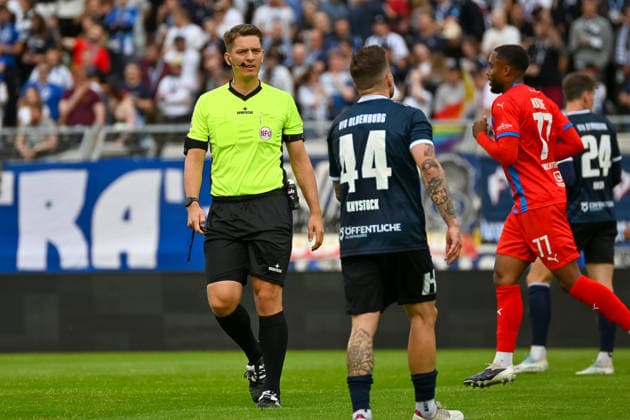 Schiedsrichter Daniel Piotrowski ermahnt Nico Knystock (VfB Oldenburg, 44) VfB Oldenburg vs. SV Drochtersen Assel, Fussball, Regionalliga Nord, 2. Spieltag, Saison 2026 2027, 07.08.2026, VfB Oldenburg vs. SV Drochtersen Assel, Fussball, Regionalliga Nord, 2. Spieltag, Saison 2026 2027, 07.08.2026 Oldenburg Copyright: xEibner-Pressefoto RobertxGertzenx EP_RGN