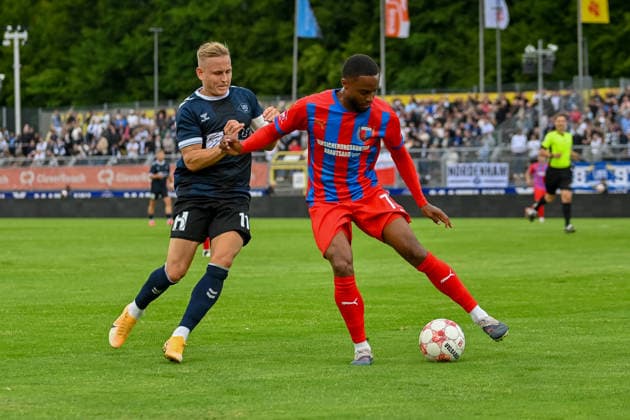 Ebrima Ndure (SV Drochetrsen Assel, 77) gegen Kai Proeger (VfB Oldenburg, 11) VfB Oldenburg vs. SV Drochtersen Assel, Fussball, Regionalliga Nord, 2. Spieltag, Saison 2026 2027, 07.08.2026, VfB Oldenburg vs. SV Drochtersen Assel, Fussball, Regionalliga Nord, 2. Spieltag, Saison 2026 2027, 07.08.2026 Oldenburg Copyright: xEibner-Pressefoto RobertxGertzenx EP_RGN