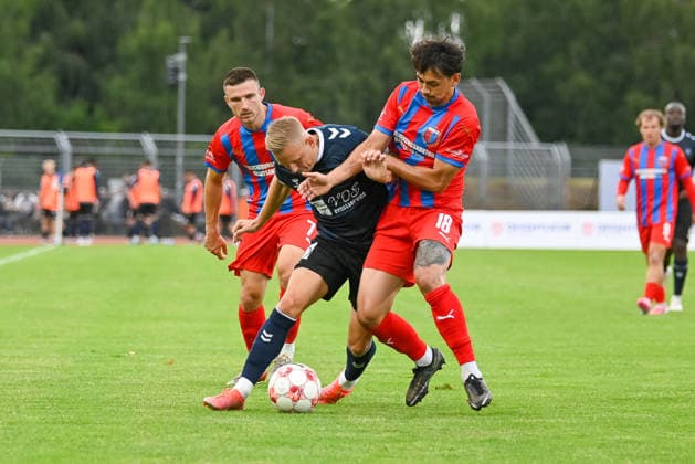 Kai Proeger (VfB Oldenburg, 11) gegen Kevin Insgreso (SV Drochtersen Assel, 18) VfB Oldenburg vs. SV Drochtersen Assel, Fussball, Regionalliga Nord, 2. Spieltag, Saison 2026 2027, 07.08.2026, VfB Oldenburg vs. SV Drochtersen Assel, Fussball, Regionalliga Nord, 2. Spieltag, Saison 2026 2027, 07.08.2026 Oldenburg Copyright: xEibner-Pressefoto RobertxGertzenx EP_RGN