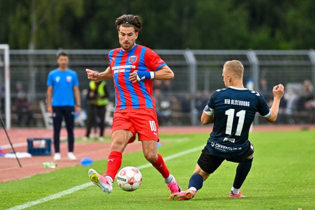 Christopher Schepp (SV Drochtersen Assel, 10) gegen Kai Proeger (VfB Oldenburg, 11) VfB Oldenburg vs. SV Drochtersen Assel, Fussball, Regionalliga Nord, 2. Spieltag, Saison 2026 2027, 07.08.2026, VfB Oldenburg vs. SV Drochtersen Assel, Fussball, Regionalliga Nord, 2. Spieltag, Saison 2026 2027, 07.08.2026 Oldenburg Copyright: xEibner-Pressefoto RobertxGertzenx EP_RGN