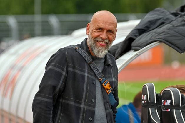 Holger Stanislawski (SV Drochtersen Assel, sportlicher Berater) grinst VfB Oldenburg vs. SV Drochtersen Assel, Fussball, Regionalliga Nord, 2. Spieltag, Saison 2026 2027, 07.08.2026, VfB Oldenburg vs. SV Drochtersen Assel, Fussball, Regionalliga Nord, 2. Spieltag, Saison 2026 2027, 07.08.2026 Oldenburg Copyright: xEibner-Pressefoto RobertxGertzenx EP_RGN
