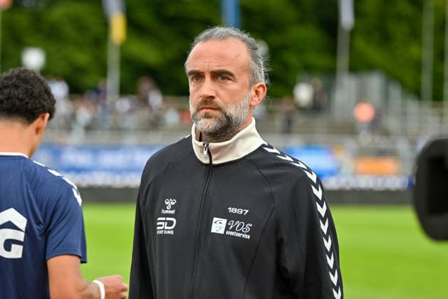 Dario Fossi (VfB Oldenburg, Trainer) konzentriert fokussiert VfB Oldenburg vs. SV Drochtersen Assel, Fussball, Regionalliga Nord, 2. Spieltag, Saison 2026 2027, 07.08.2026, VfB Oldenburg vs. SV Drochtersen Assel, Fussball, Regionalliga Nord, 2. Spieltag, Saison 2026 2027, 07.08.2026 Oldenburg Copyright: xEibner-Pressefoto RobertxGertzenx EP_RGN