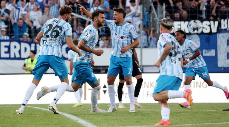 2026.08.07, Deutschland, Stuttgart-Degerloch, Fußball Stuttgarter Kickers vs. SSV Ulm, Torschütze Dejan Bozic (Kickers, 2v.l.) jubelt über sein Tor zum 1:1