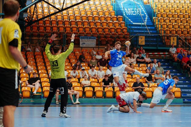 Testspielt: Dessau-Roßlauer HV 06 - PGE Wybrzeze Gdansk Yannick-Marcos Pust (Dessau-Roßlauer HV 06, 98) beim Sprungwurf am 07.08.2026 in der Anhalt-Arena, Dessau-Roßlau (Sachsen-Anhalt) Dessau-Roßlau Anhalt-Arena Sachsen-Anhalt Deutschland
