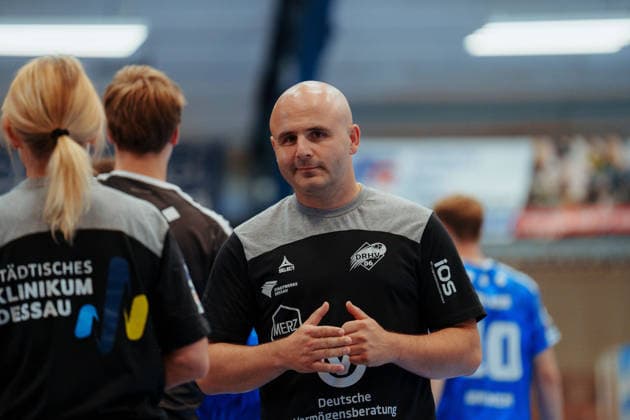 Testspielt: Dessau-Roßlauer HV 06 - PGE Wybrzeze Gdansk Vanja RadiÄ‡ ( Dessau-Roßlauer HV 06, Cheftrainer) vor dem Spiel am 07.08.2026 in der Anhalt-Arena, Dessau-Roßlau (Sachsen-Anhalt) Dessau-Roßlau Anhalt-Arena Sachsen-Anhalt Deutschland