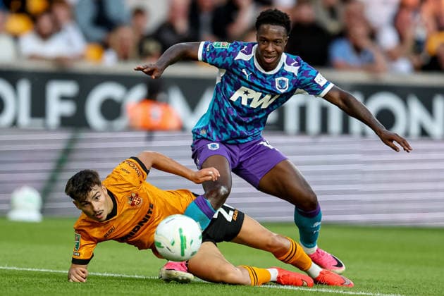 Wolverhampton Wanderers v Port Vale, EFL Carabao Cup Wolverhampton Wanderers midfielder Rodrigo Gomes (21) battles for possession during the EFL Carabao Cup match between Wolverhampton Wanderers and Port Vale at Molineux, Wolverhampton, UK on 8 August 2026. Wolverhampton Molineux West Midlands UK Editorial use only DataCo restrictions apply See www.football-dataco.com , Copyright: xManjitxNarotrax PSI-24675-0038
