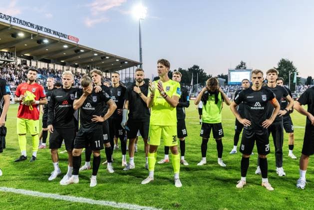 SV Stuttgarter Kickers vs. SSV Ulm 1846 Fußball, Fussball, Regionalliga, 1. Spieltag, GAZI-Stadion auf der Waldau Stuttgart 07.08.26 nach Spielende Team Mannschaft SSV Ulm 1846 Fußball. v.l. Radomir Novakovic (SSV Ulm 1846 Fußball, 01), Leon Müller (SSV Ulm 1846 Fußball, 17), Per Lockl (SSV Ulm 1846 Fußball, 08), Dennis Chessa (SSV Ulm 1846 Fußball, 11), Oliver Wähling (SSV Ulm 1846 Fußball, 10), Simun Birkic (SSV Ulm 1846 Fußball, 16), Lucas Röser (SSV Ulm 1846 Fußball, 09), Robin Mantel (SSV Ulm 1846 Fußball, 30), Steffen Meuer (SSV Ulm 1846 Fußball, 18), Masaaki Takahara (SSV Ulm 1846 Fußball, 23), Alexander Kopf (SSV Ulm 1846 Fußball, 20), Kim Bayer (SSV Ulm 1846 Fußball, 12) SV Stuttgarter Kickers vs. SSV Ulm 1846 Fußball, Fussball, Regionalliga, 1. Spieltag, GAZI-Stadion auf der Waldau Stuttgart 07.08.26 Foto: Lucca Fundel Stuttgart GAZI-Stadion auf der Waldau Baden-Württemberg Deutschland