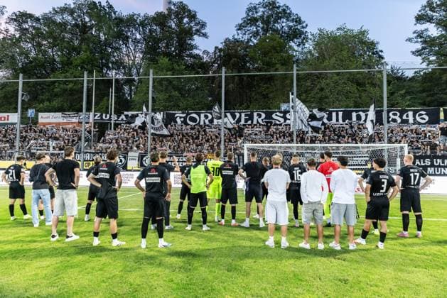 SV Stuttgarter Kickers vs. SSV Ulm 1846 Fußball, Fussball, Regionalliga, 1. Spieltag, GAZI-Stadion auf der Waldau Stuttgart 07.08.26 Team Mannschaft SSV Ulm 1846 Fußball vor der Fankurve nach Spielende SV Stuttgarter Kickers vs. SSV Ulm 1846 Fußball, Fussball, Regionalliga, 1. Spieltag, GAZI-Stadion auf der Waldau Stuttgart 07.08.26 Foto: Lucca Fundel Stuttgart GAZI-Stadion auf der Waldau Baden-Württemberg Deutschland