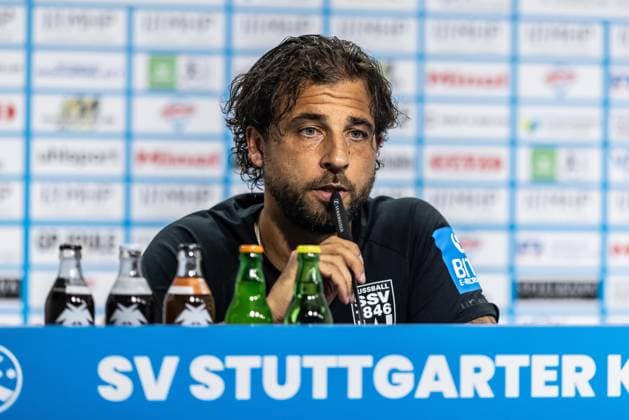 SV Stuttgarter Kickers vs. SSV Ulm 1846 Fußball, Fussball, Regionalliga, 1. Spieltag, GAZI-Stadion auf der Waldau Stuttgart 07.08.26 PK Pressekonferenz Freisteller Einzelbild Portrait Porträt Daniel Jungwirth (SSV Ulm 1846 Fußball, Trainer) SV Stuttgarter Kickers vs. SSV Ulm 1846 Fußball, Fussball, Regionalliga, 1. Spieltag, GAZI-Stadion auf der Waldau Stuttgart 07.08.26 Foto: Lucca Fundel Stuttgart GAZI-Stadion auf der Waldau Baden-Württemberg Deutschland