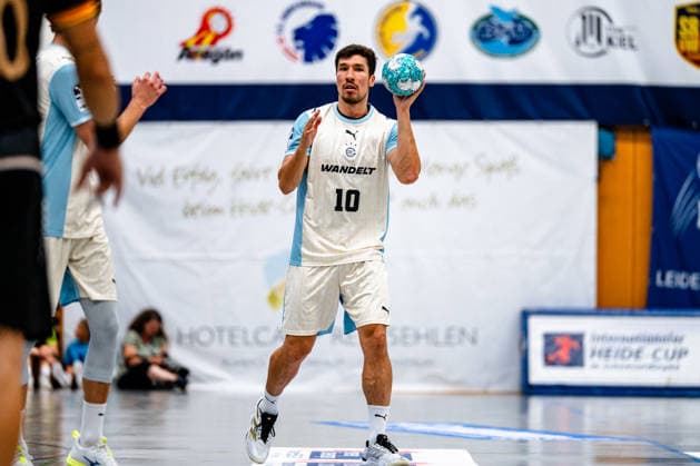 07.08.2026, xdobgx, Handball Heide-Cup 2026, VFL Gummersbach - Provence Aix v.l. Alex Dujshebaev (VfL Gummersbach, 10) am Ball, plays the ball Schneverdingen