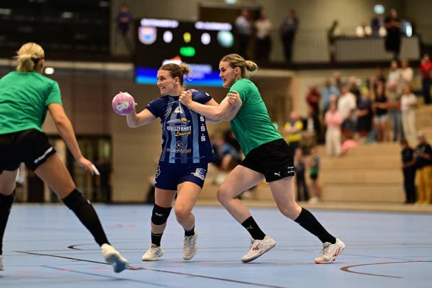 Handball I Frauen I Saison 2026-2027 I Testspiel I Buxtehuder SV - VfL Oldenburg I 07.08.2026 Nele Franz (21, Buxtehuder Sportverein) gehalten von Paulina Golla (29, VfL Oldenburg) Buxtehude Halle Nord (Neu) Niedersachsen Deutschland Copyright: xLobeca FelixxWeißbergx