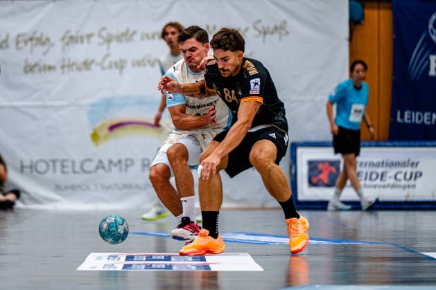 07.08.2026, xdobgx, Handball Heide-Cup 2026, VFL Gummersbach - Provence Aix v.l. Kay Smits (VfL Gummersbach, 31), Aymeric Zaepfel (PAUC Handball, 84) Zweikampf, Duell, Kampf, tackle Schneverdingen