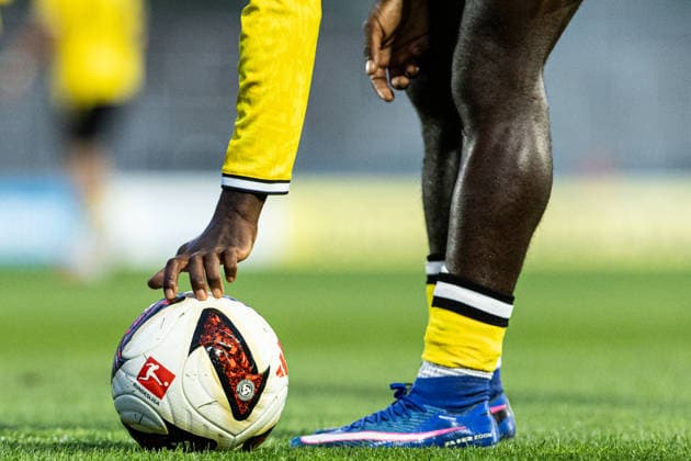 Regionalliga West: Borussia Dortmund II - 1.FC Köln II, 07.08.2026 Spielball der 1.Bundesliga, Adidas. Saison 2026 27. Ein Spieler stellt Ball in die richtige Position vor dem Schuss. Regionalliga West: Borussia Dortmund II - 1.FC Köln II, Rote Erde, Dortmund; 07.08.2026 DFB regulations prohibit any use of photographs as image sequences and or quasi video. Copyright: xBEAUTIFULxSPORTS Buriakovx
