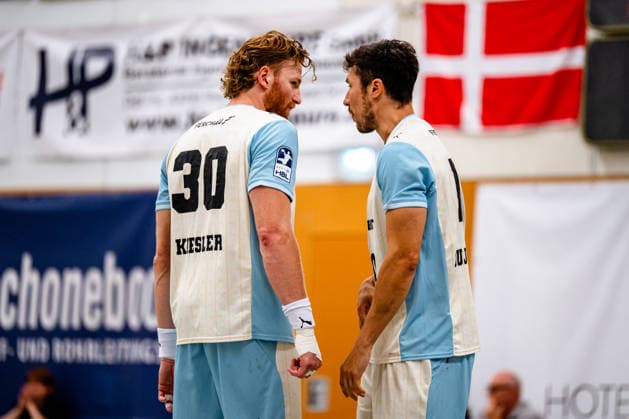 07.08.2026, xdobgx, Handball Heide-Cup 2026, VFL Gummersbach - Provence Aix v.l. Tom Kiesler (VfL Gummersbach, 30) Alex Dujshebaev (VfL Gummersbach, 10) im Gespräch, in conversation Schneverdingen