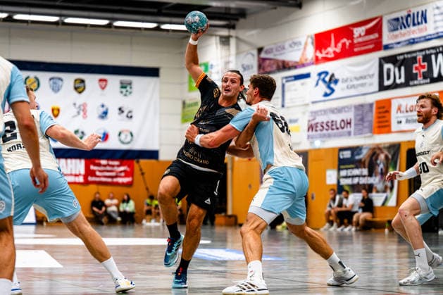 07.08.2026, xdobgx, Handball Heide-Cup 2026, VFL Gummersbach - Provence Aix v.l. Eliott Desblancs (PAUC Handball, 10) am Ball, plays the ball Å tÄ›pan Zeman (VfL Gummersbach, 66) Zweikampf, Duell, Kampf, tackle Schneverdingen