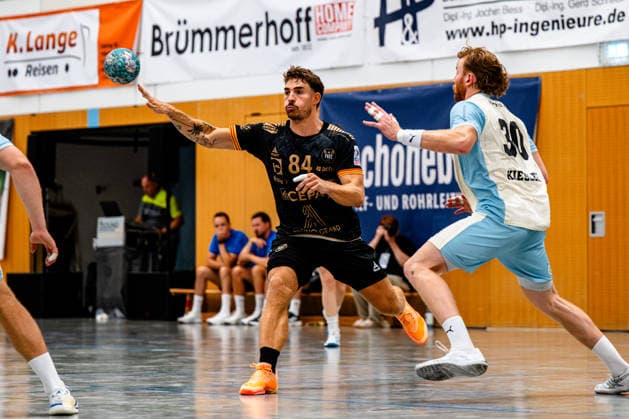 07.08.2026, xdobgx, Handball Heide-Cup 2026, VFL Gummersbach - Provence Aix v.l. Aymeric Zaepfel (PAUC Handball, 84) am Ball, plays the ball Tom Kiesler (VfL Gummersbach, 30) Schneverdingen