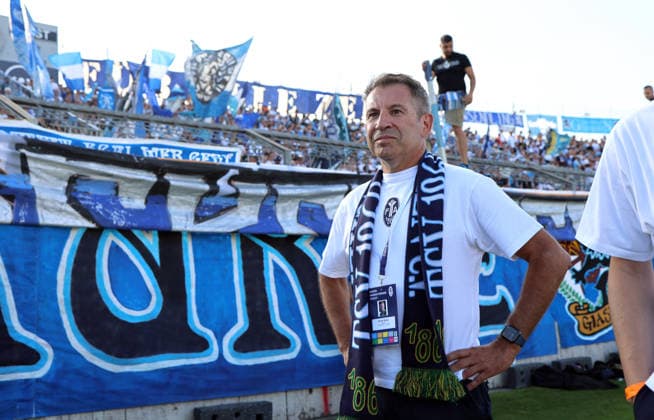 Fussball, Herren, Regionalliga Bayern, Saison 2026 2027, TSV 1860 München - FC Augsburg II, Grünwalder Stadion Gernot Mang, Präsident (TSV 1860 München) vor der Westkurve stehend