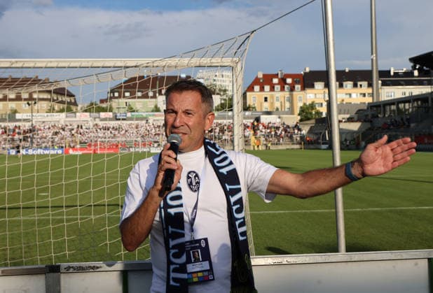 Fussball, Herren, Regionalliga Bayern, Saison 2026 2027, TSV 1860 München - FC Augsburg II, Grünwalder Stadion Gernot Mang, Präsident (TSV 1860 München) spricht vor der Westkurve vor dem Spiel zu den Fans