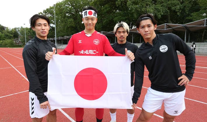 Fußball, Saison 2026 2027, Lotto-Pokal Hamburg, erste Runde: Hamm United FC - ETSV Hamburg. Makoto Ayano, Osuke Hashiguchi, Hayato Nakazawa und Taiki Iimura (v.l.) halten vor dem Anpfiff die Flagge von Japan (Nisshoki, Sonnenwappenflagge) in ihren Händen. Sie sind vier von insgesamt fünf Japanern in der neu formierten Mannschaft des Hamburger Fußball-Meisters ETSV Hamburg. Weitere könnten folgen. Hamm Hamburg