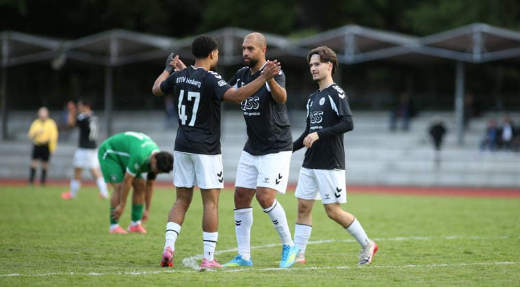 Fußball, Saison 2026 2027, Lotto-Pokal Hamburg, erste Runde: Hamm United FC - ETSV Hamburg. Jubel bei Gedion Owusu Wedemeyer, Aladji Mohamed Marienus Bailor Barrie und Antonio Simonuvic (v.l.) nach dem 1:0 durch Aladji Mohamed Marienus Bailor Barrie. Hamm Hamburg