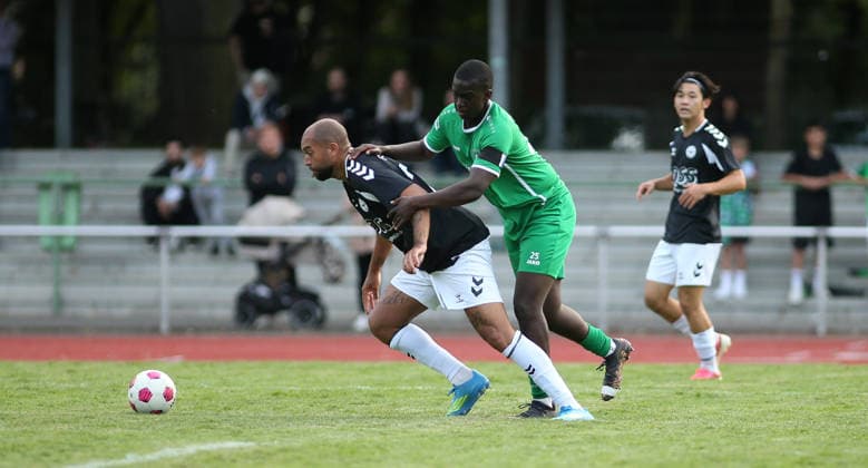 Fußball, Saison 2026 2027, Lotto-Pokal Hamburg, erste Runde: Hamm United FC - ETSV Hamburg. Jubel bei Gedion Owusu Wedemeyer, Aladji Mohamed Marienus Bailor Barrie (ETSV, l.), Sidik Adam. Hamm Hamburg