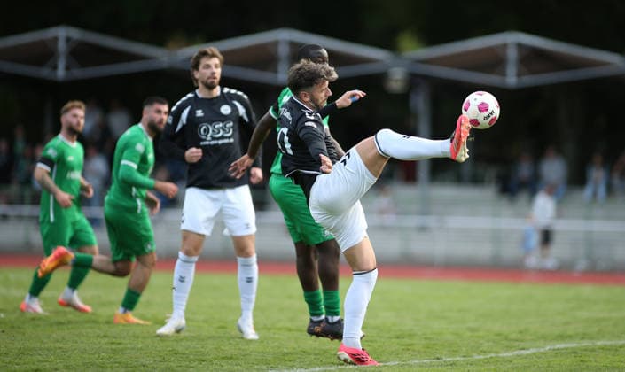 Fußball, Saison 2026 2027, Lotto-Pokal Hamburg, erste Runde: Hamm United FC - ETSV Hamburg. Jubel bei Gedion Owusu Wedemeyer, Niklas Kiene (ETSV, r.) kommt vor Sidik Adam an den Ball. Hamm Hamburg