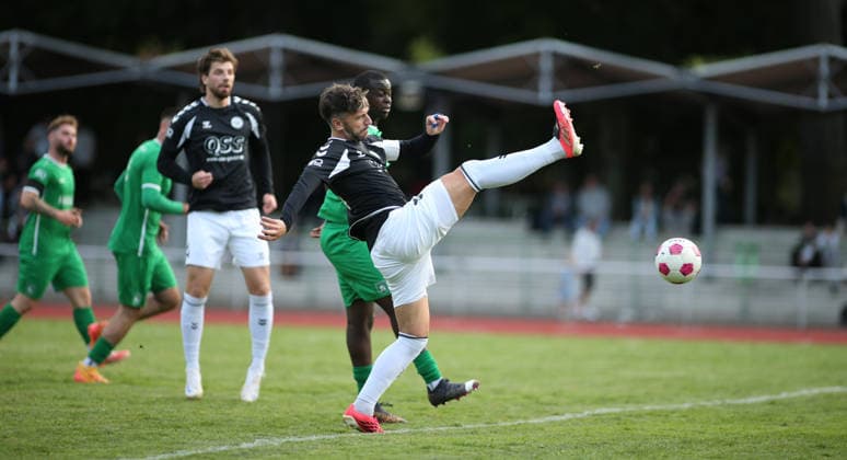Fußball, Saison 2026 2027, Lotto-Pokal Hamburg, erste Runde: Hamm United FC - ETSV Hamburg. Jubel bei Gedion Owusu Wedemeyer, Niklas Kiene (ETSV, r.) kommt vor Sidik Adam an den Ball. Hamm Hamburg