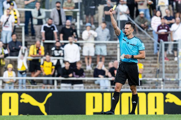 Regionalliga West: Borussia Dortmund II - 1.FC Köln II, 07.08.2026 Jan Peter Weßels (Schiedsrichter) zeigt gelbe Karte. Regionalliga West: Borussia Dortmund II - 1.FC Köln II, Rote Erde, Dortmund; 07.08.2026 DFB regulations prohibit any use of photographs as image sequences and or quasi video. Copyright: xBEAUTIFULxSPORTS Buriakovx