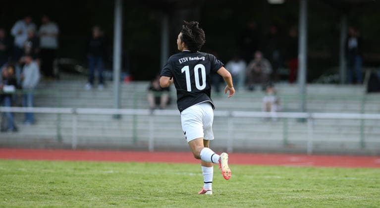 Fußball, Saison 2026 2027, Lotto-Pokal Hamburg, erste Runde: Hamm United FC - ETSV Hamburg. Taiki Iimura (M.) vom ETSV bejubelt sein Tor zum 2:0. Hamm Hamburg